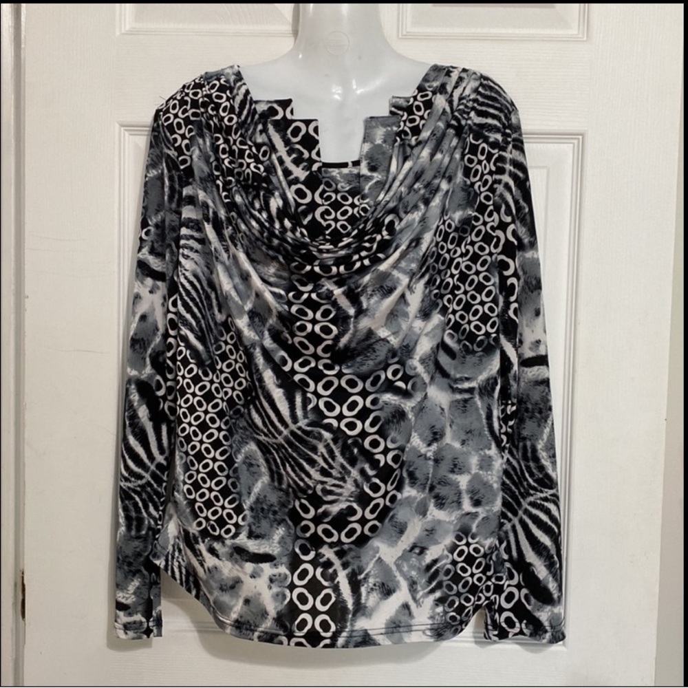 NESS Black & White Long Sleeve Top w/ original neckline!!! Size XL Gorgeous!!!